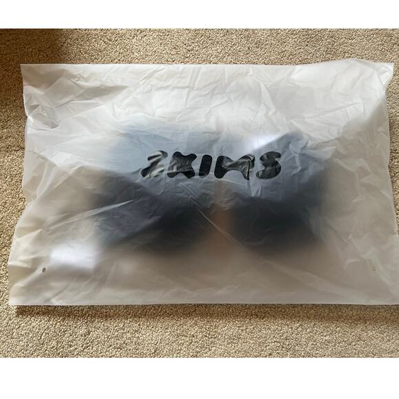 SKIMS Full Coverage Lightly Lined Bra - Picture 2 of 6